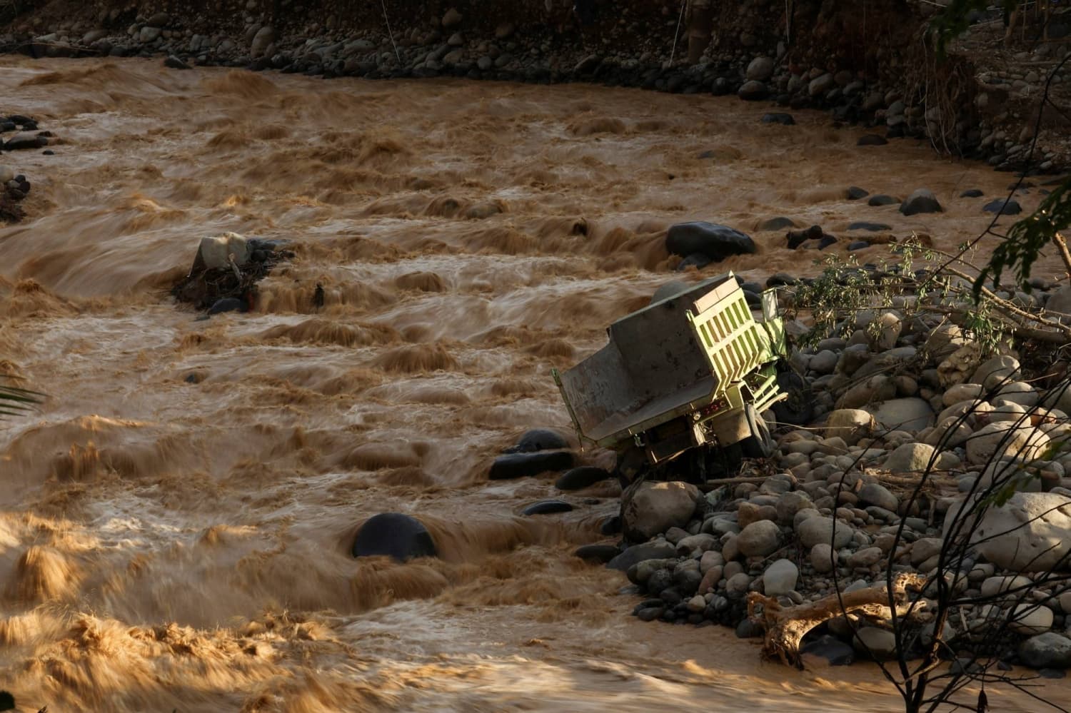 Indonesia, Thailand race to find missing as flooding toll tops 600